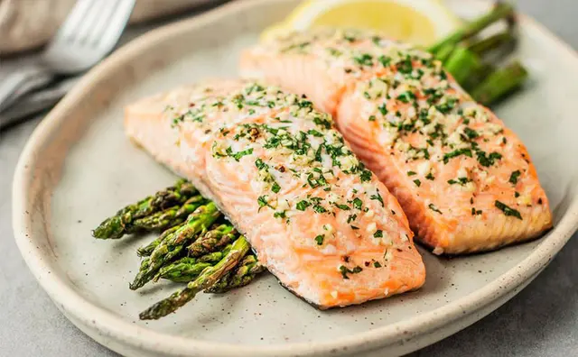 El salmón está entre los principales alimentos en una dieta cetogénica
