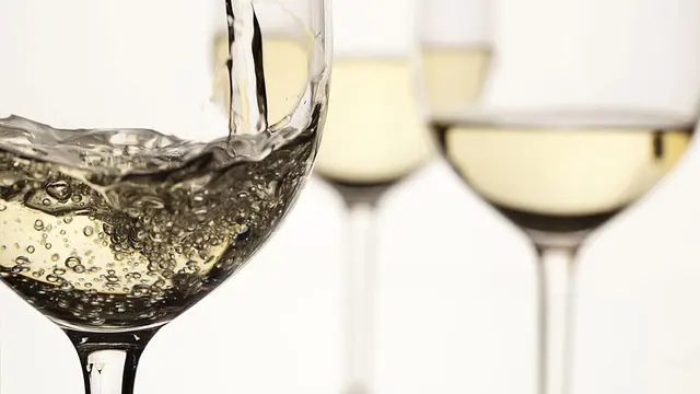 El vino blanco es una de las bebidas con menor contenido de alcohol