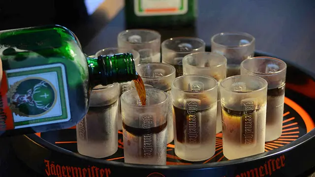 El jaggermeister tiene alto contenido de alcohol, aunque menos que otras bebidas