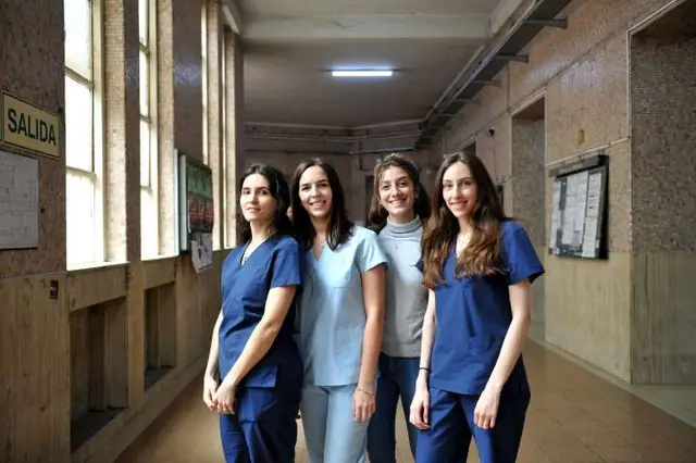 Estudiantes de la carrera de Medicina de la UBA trabajan como voluntarios en la lucha contra la pandemia de Covid-19
