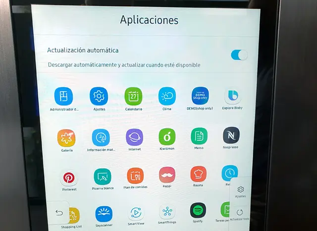 La pantalla de una heladera inteligente permite el acceso a aplicaciones móviles.