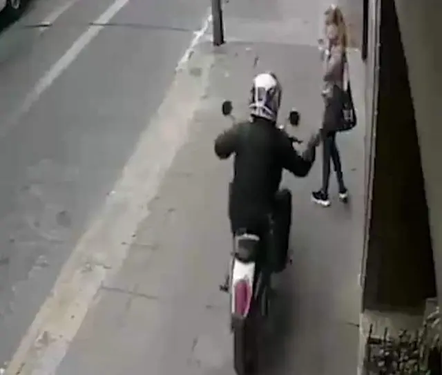 Los delincuentes emplean motos para robar celulares en la vía pública.