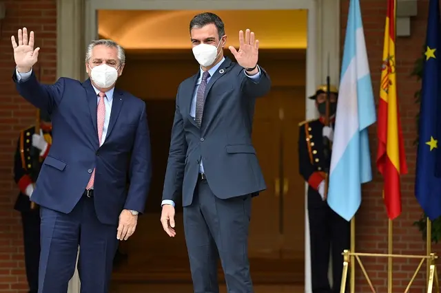 Durante su gira por Europa, el Presidente dio señales de querer restringir más aún las medidas actuales