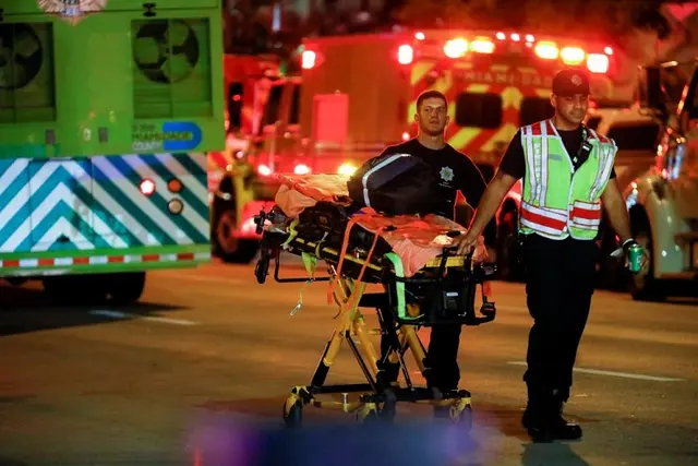  El Cuerpo de Bomberos de Miami Dade realizaba operaciones de búsqueda y rescate