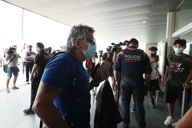 Jorge Messi en el aeropuerto de Barcelona a punto de embarcar