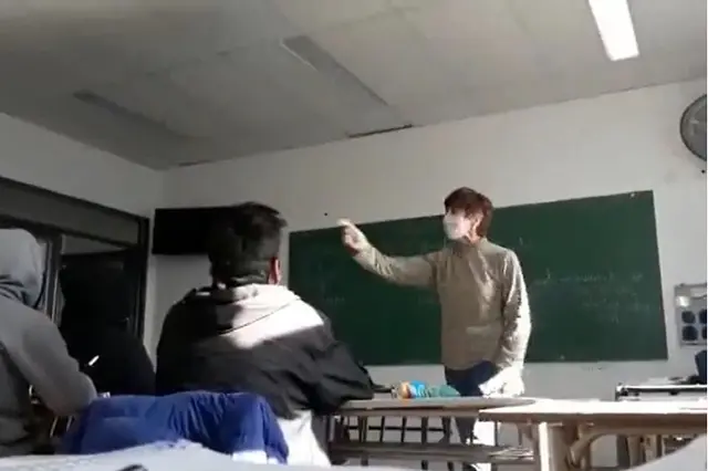La profesora fue suspendida de su cargo luego de que se viralizara el video