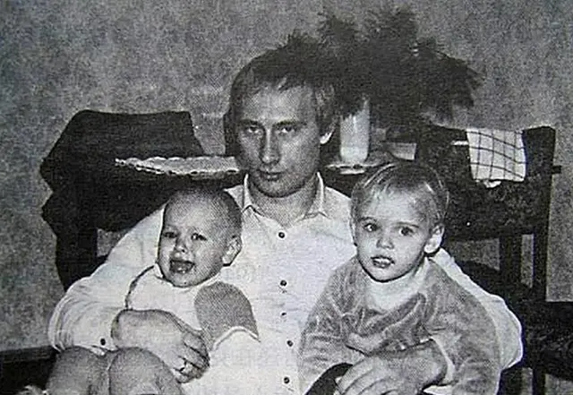 Un joven Vladimir Putin con sus hijas