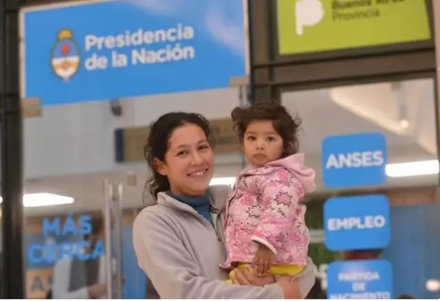 El incremento también contempla las AUH y AUE. El próximo incremento sería en diciembre.