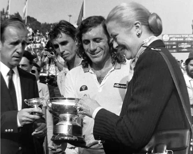 Guillermo Vilas venció a Ivan Lendl en la final del Abierto de Montecarlo y recibe la copa de manos de la princesa Grace Kelly