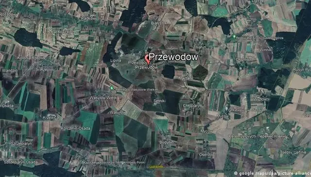 el cohete cayó sobre Przewodow, un pueblo a unos seis kilómetros (cuatro millas) de la frontera con Ucrania