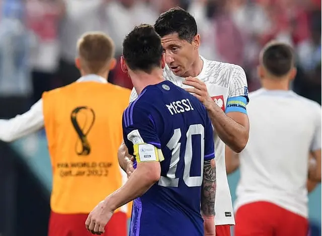 A diferencia del capitán argentino, el polaco sí habló de lo que se dijeron en pleno cruce en la mitad de la cancha tras el final del partido