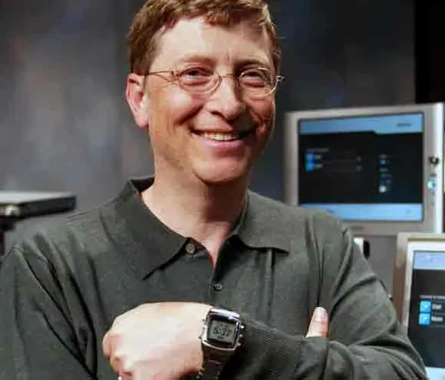 Bill Gates muestra su SPOT Watch.