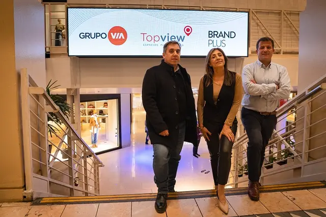 Máximo Coccari, CEO de Top View, Silvia Marino, CEO del Grupo Vía y Sebastián Múscari, director de Brand Plus