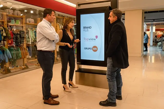 Máximo Coccari, CEO de Top View, Silvia Marino, CEO del Grupo Vía y Sebastián Múscari, director de Brand Plus