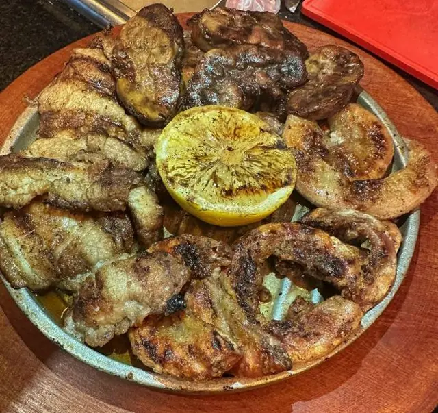 Recién salidos de la parrilla y con apenas jugo de limón, la mejor forma de comerlos. 