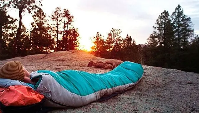La bolsa de dormir es un elemento clave a la hora de acampar