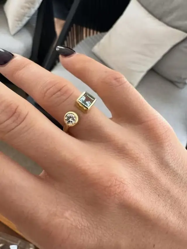 La artista compartió una foto del anillo en sus redes sociales