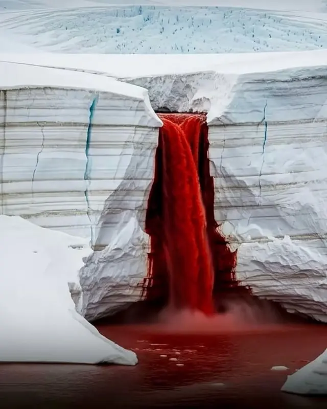 Su color se debe a la oxidación del hierro presente en el agua