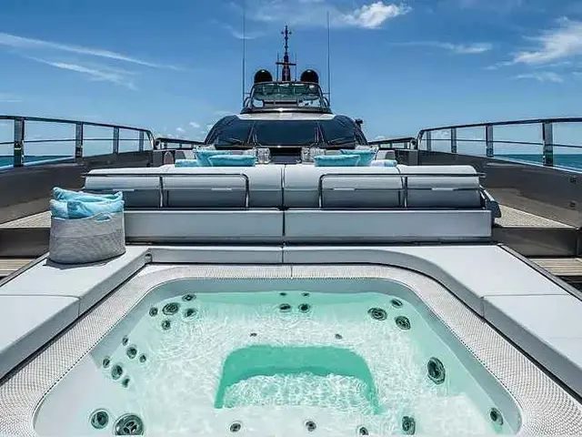 El yate Seven tiene un exclusivo beach club privado con acceso directo al mar