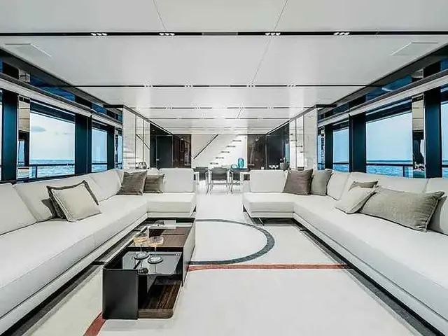El salón principal tiene una vista panorámica de 270 grados y una elegante escalera de má