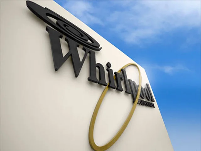 Logo de Whirpool sobre una pared color crema. Foto de prensa de la empresa