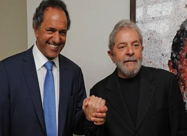 Scioli se pega a Lula en un intento de reconciliarse con el ala progre de los K
