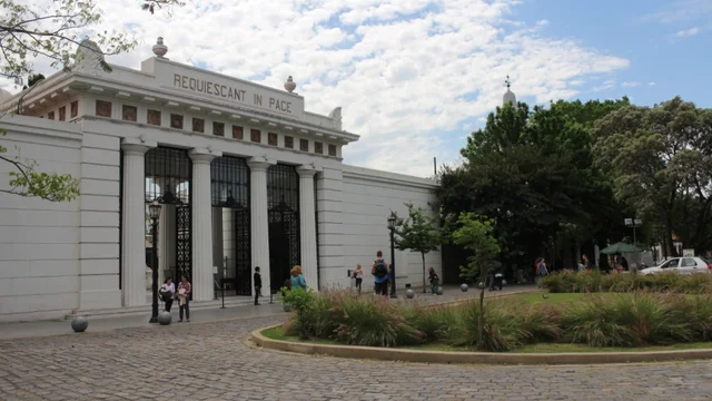 Entrada al Cementerio de la Recoleta. Foto: Archivo