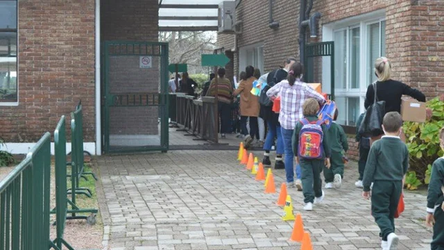 Un grupo de alumnos pequeños entrando en fila a un colegio de Uruguay