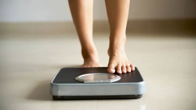 Una balanza sobre el piso con un pie de una persona apoyándose y el otro a punto de hacerlo a fin de saber su peso corporal (foto: archivo iProfesional)