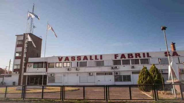 Un gigante del agro reactiva su planta tras venderse por un dólar y reincorpora empleados