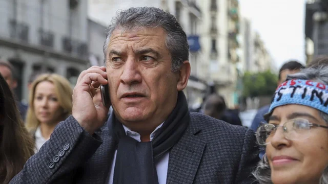 Sergio Urribarri hablando por teléfono