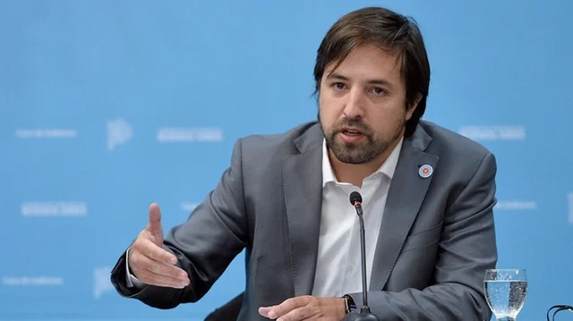 El ministro de Salud bonaerense cuestionó el cobro a extranjeros y alertó por la falta de recursos