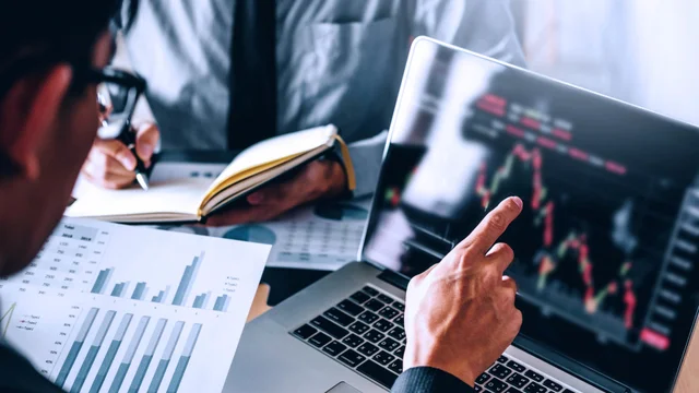 Suben cuando Bitcoin baja: las nuevas criptomonedas para ganar más con el mercado volátil