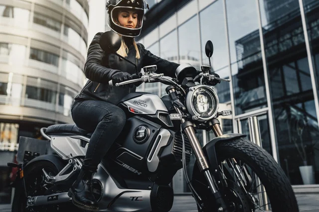 Silenciosas, rápidas y más baratas: las motos eléctricas que conquistan Argentina