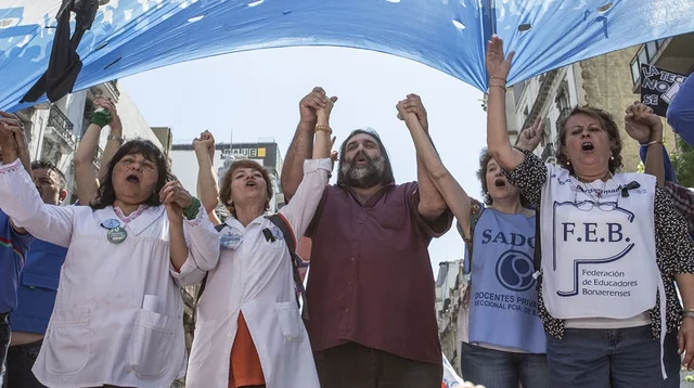 Más problemas para Kicillof: docentes anunciaron paro con movilización y no comenzarán el ciclo lectivo