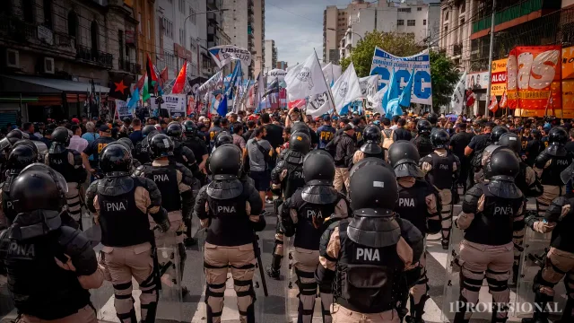 Movimientos sociales definen protestas escalonadas contra Milei tras eliminar programas que alcanzaban a un millón
