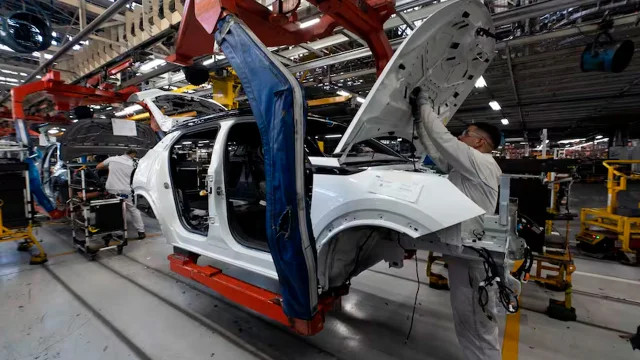 Stellantis sufre bajón de ventas y frenará un mes la planta de El Palomar donde produce modelos Peugeot y Citroën