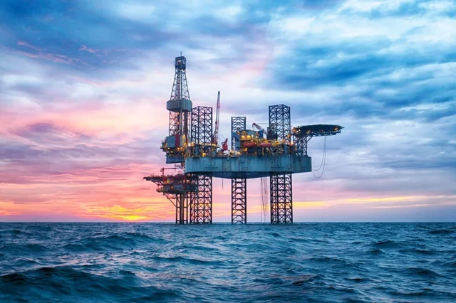 Plataforma de petróleo instalada en el océano