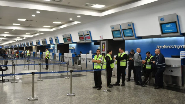 Aerolíneas suspenderá 255 vuelos por el paro: 31.000 pasajeros afectados y pérdidas millonarias