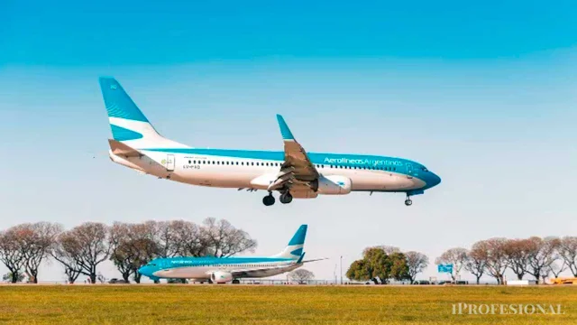 Aerolíneas Argentinas aplicará recargos en pasajes por suba del petróleo: cuánto aumentarán