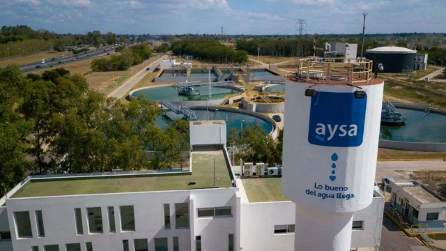 AySA volvió al mercado de capitales y colocó $30.000 millones, mientras espera su privatización