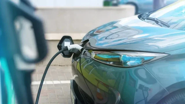 Un auto eléctrico enchufado a la corriente cargandose