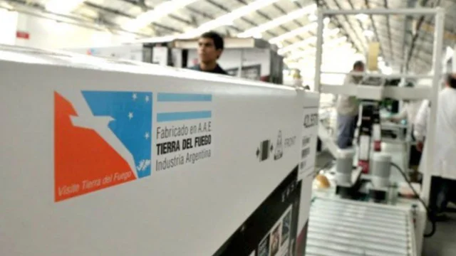 Pelea por celulares importados: Caputo celebra fin de impuestos, pero en Tierra del Fuego alertan por cientos de empleos