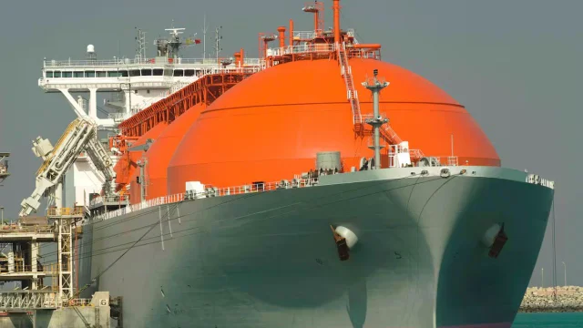 Acuerdo de YPF para exportar GNL: llegarán al país los dos buques más grandes del mundo