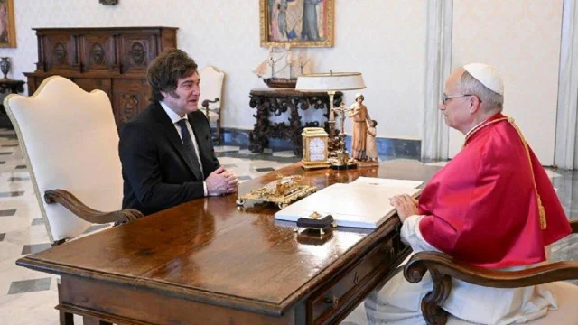 Javier Milei junto al Papa León XIV, sentados en una mesa