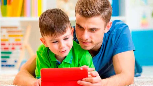 Proponen postergar el uso de celulares en niños hasta edad de secundario: cómo les afecta