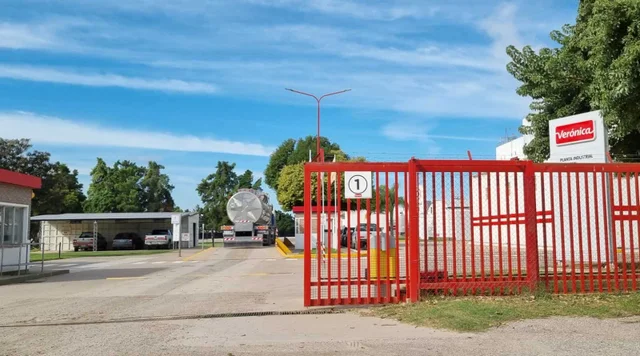 Gigante lácteo frenó todas sus plantas y acumula casi 4.000 cheques sin fondos
