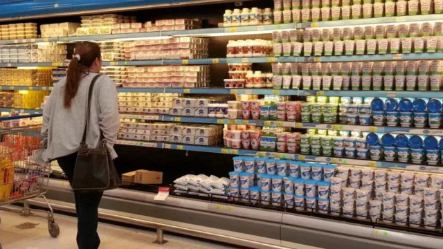 Emblemática marca de leche, quesos y yogurt no paga los sueldos y tiene sus tres plantas paralizadas