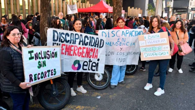 Discapacidad: quiénes dejarían de cobrar y qué cambia con el proyecto de Milei que reabre un conflicto político