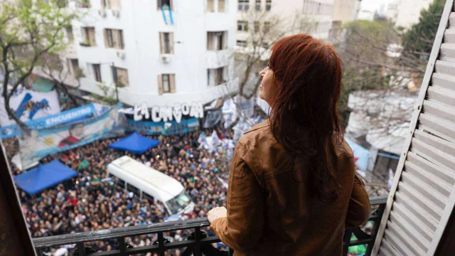 La Justicia embargó el departamento donde Cristina Kirchner cumple prisión domiciliaria y otros bienes